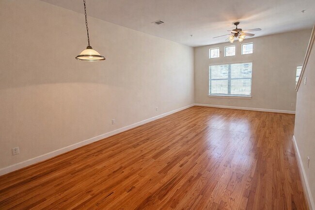 Foto del edificio - 2710 Hullsmith Dr