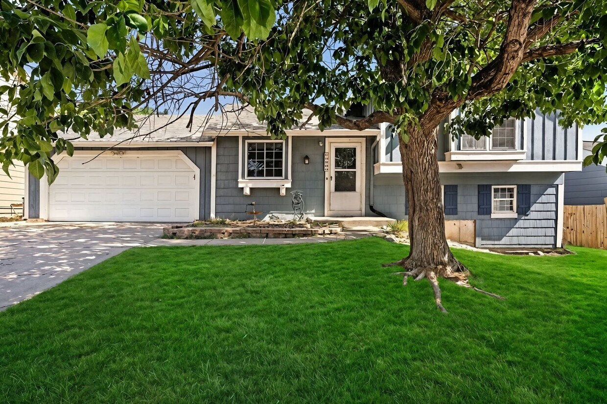Spacious 3-Bedroom Home & Attached Garage - Spacious 3-Bedroom Home with 4th bedroom on lower level & Attached Garage