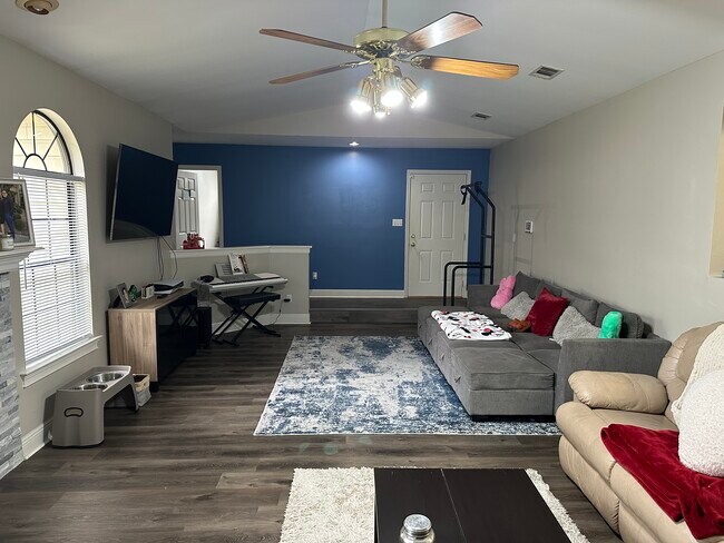 Sala de estar - 1123 Albritton Dr