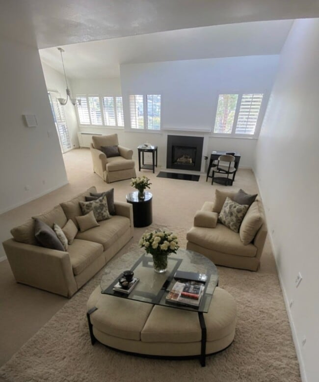 Building Photo - Charming 2 Bedroom 1.5 Bath Condo in Hercu...