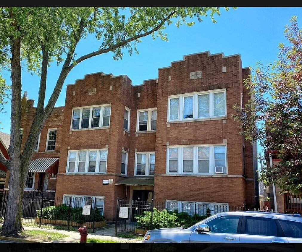 Primary Photo - 1530 N Avers Ave