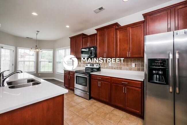 Building Photo - 3 Bedroom Pet-Friendly Home in Louisville, KY with Main Street Renewal