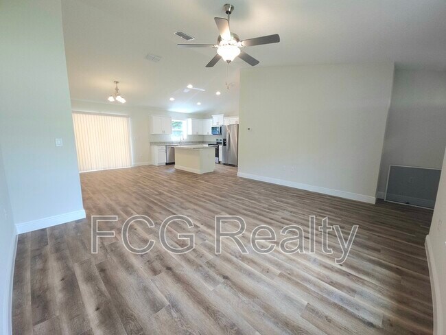 Foto del edificio - 438 Locust Rd