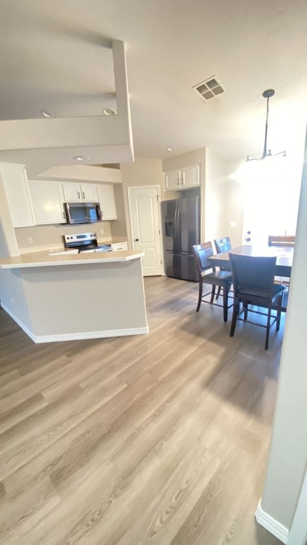 Building Photo - Super Cute Home!