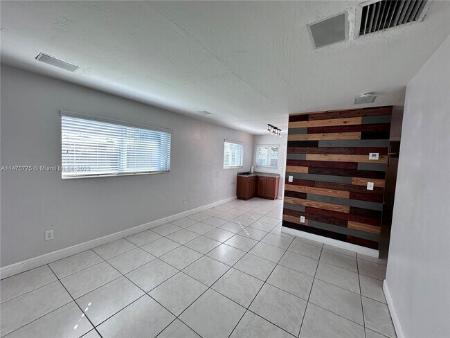 Building Photo - 1525 SW 70th Ave