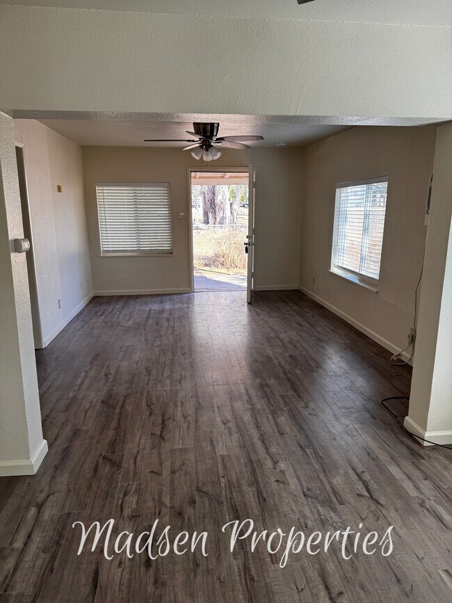 Foto del edificio - 1980 Helman St