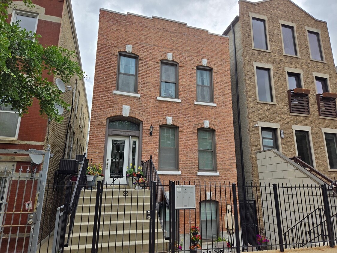Primary Photo - 1245 N Cleaver St