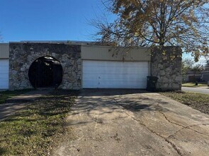 Building Photo - 6329 Walraven Cir