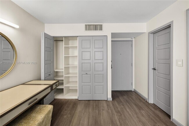 Foto del edificio - 16919 N Bay Rd