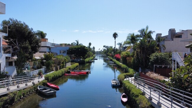 Canal de Venecia - 2010 Pacific Ave