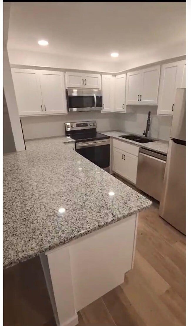 Building Photo - 1965 SW Silver Pine Way