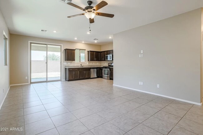 Vista de la cocina - 8475 N 171st Dr