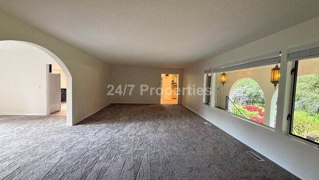 Building Photo - Sprawling 5 BD | 3 BA with Basement - Gresham