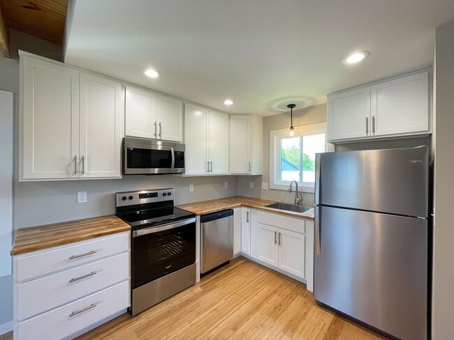 Building Photo - Beautiful Compact Cottage in South Asheville