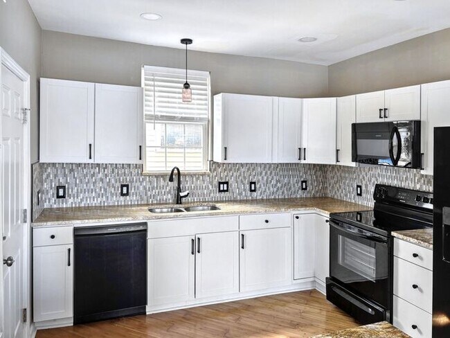 Building Photo - Comfortable 3-Bedroom Home with Garage and...