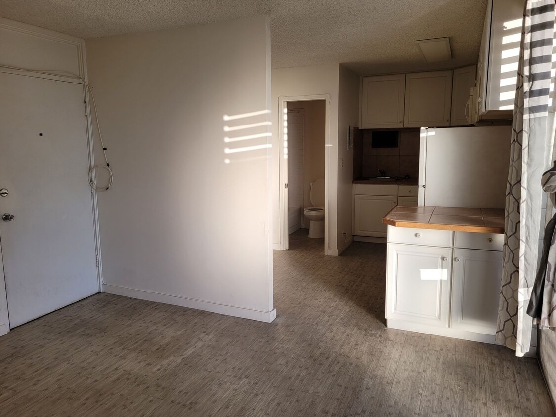 Primary Photo - Great Location! Studio, 1 bath, 1 pkg w/La...