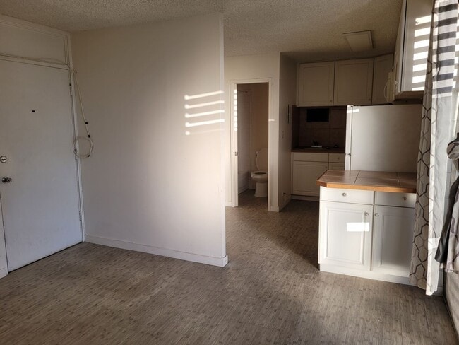 Great Location! Studio, 1 bath, 1 pkg w/Lanai. 300sqft unit . $1600 - Great Location! Studio, 1 bath, 1 pkg w/Lanai. 300sqft unit . $1600 House