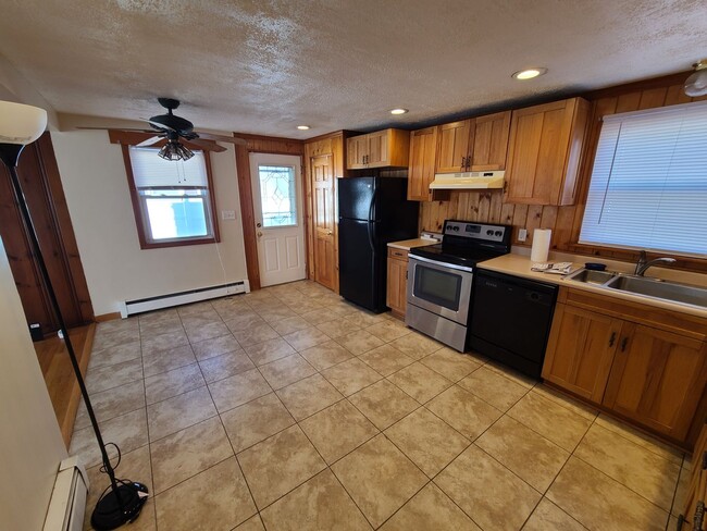 Building Photo - PRICE REDUCED Charming 2 Bedroom Rental