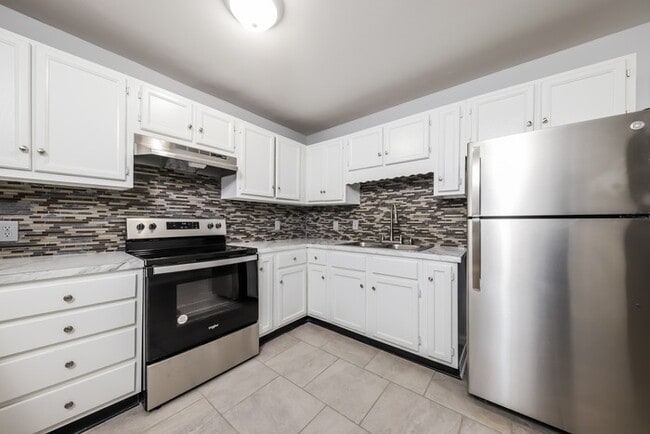 Building Photo - 4025 Oak Ridge Dr