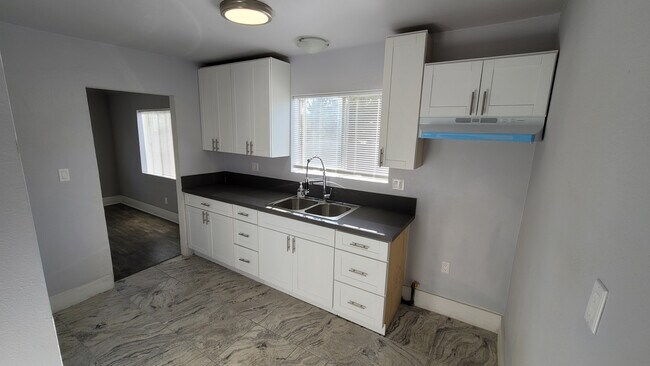 Building Photo - 1701 W 38th Plz