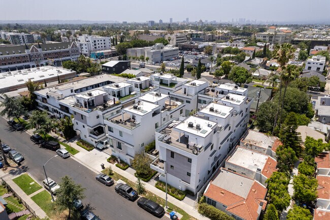 Aerial of building - 733-743 N Gramercy Pl