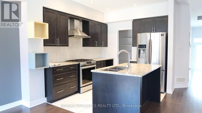 Building Photo - 756 Putney Cres