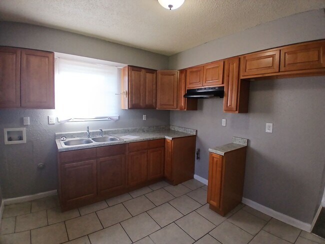 Foto del edificio - Move in Ready 4 Bedroom, 1 Bath | Open to Section 8