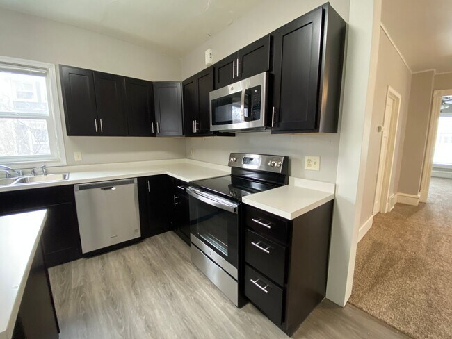 Building Photo - Remodeled Main Floor!!