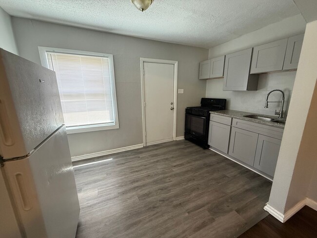 Building Photo - $775 - 2 bed 2 bath - Duplex