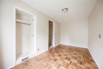 Building Photo - 18 Vick Park B