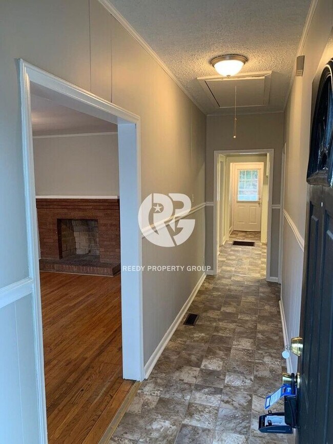 Building Photo - Updated 2 bed / 1 bath with large rooms!
