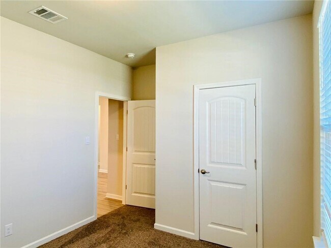 Building Photo - 712 Lakeshore Village E