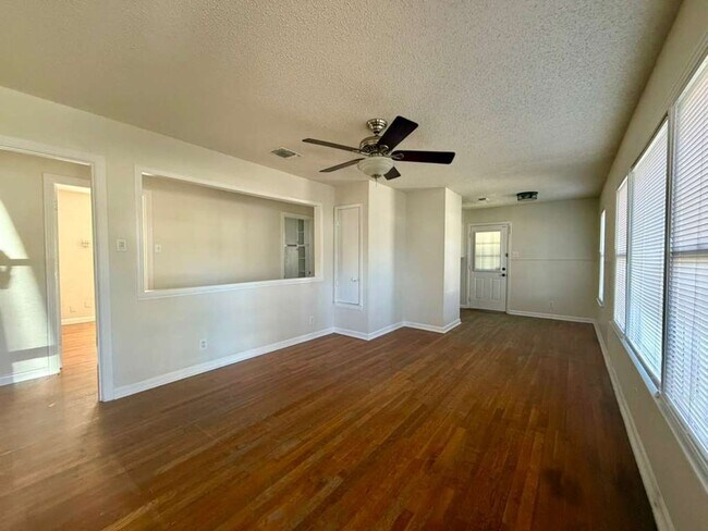 Foto del edificio - Charming rental home in Southeast San Antonio!