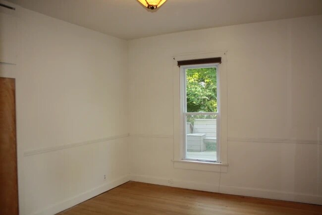 Foto del edificio - 1004 E 2nd St