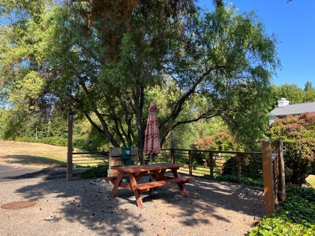 Área de Pik Nik - 1224 6th Ave S