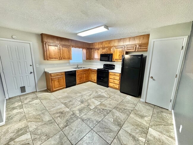 Building Photo - 3312 N Vista