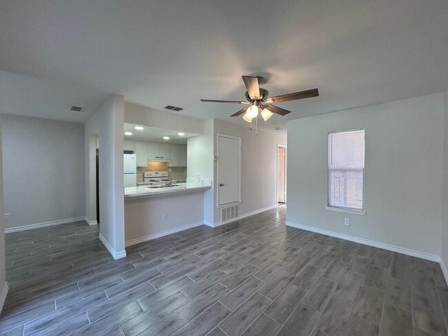 Foto del edificio - 100 Hillside Rd