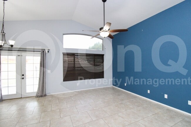 Building Photo - 1092 W Vaughn Ave