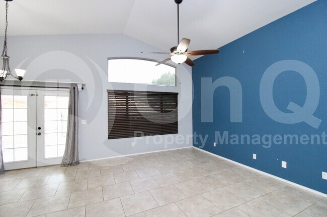 Foto del edificio - 1092 W Vaughn Ave