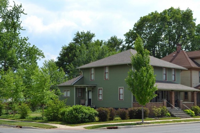 Building Photo - 1427 E Broadway