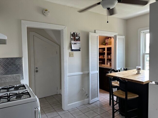 Building Photo - 44 Taber St