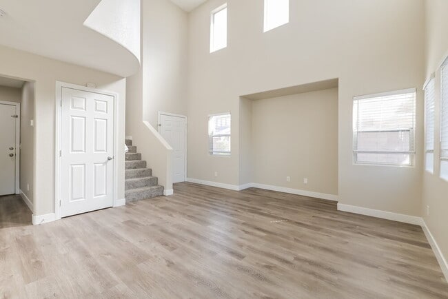 Building Photo - 1333 Hawaiian Hills Ave