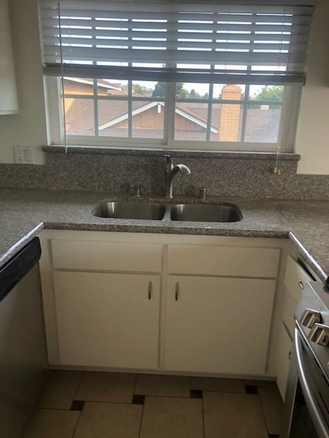 Foto del edificio - 18342 Patterson Ln