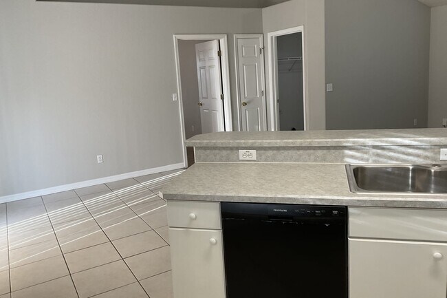 Building Photo - 1616 Queen Palm Dr