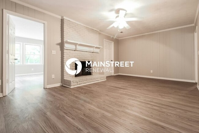 Building Photo - 3 Bedroom Pet-Friendly Home in Snellville, GA with Main Street Renewal
