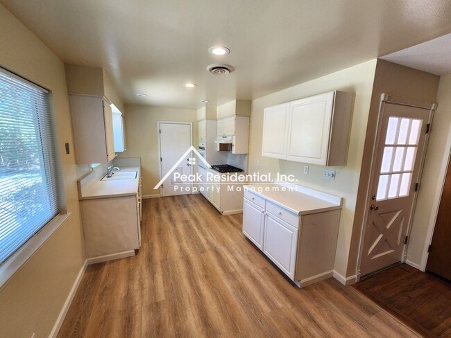 Building Photo - Charming Sky Parkway Area 3bd/2ba with 2 C...