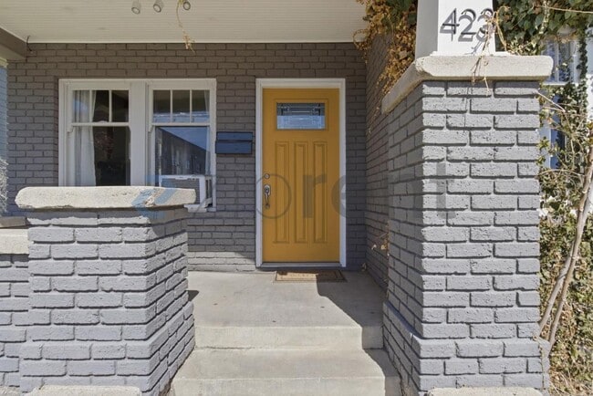 Building Photo - 423 Mill St