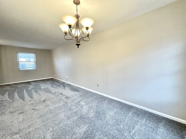 Foto del edificio - Large 3 bedroom + Large Bonus Room for Rent!