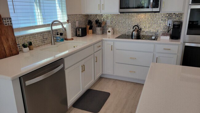 Building Photo - Annual Turnkey furnished 4/2 newer SFH wit...