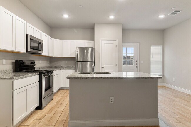 Foto del edificio - "Charming 3-Bed Townhouse with 2 Full Baths in Live Oak – Spacious 1500 Sq Ft Retreat!"
